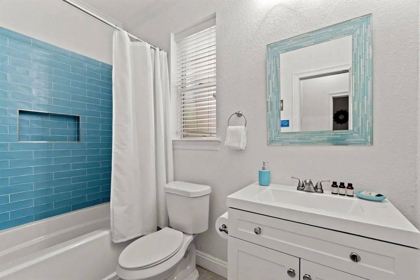 Walk To Beach Resort Pool Recently Renovated Destin