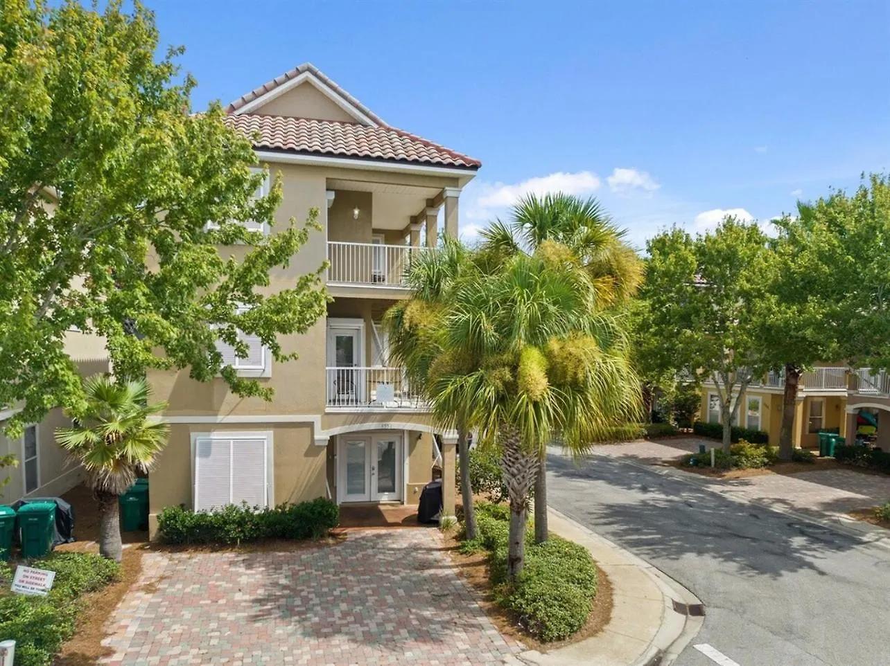 Walk To Beach Resort Pool Recently Renovated Destin